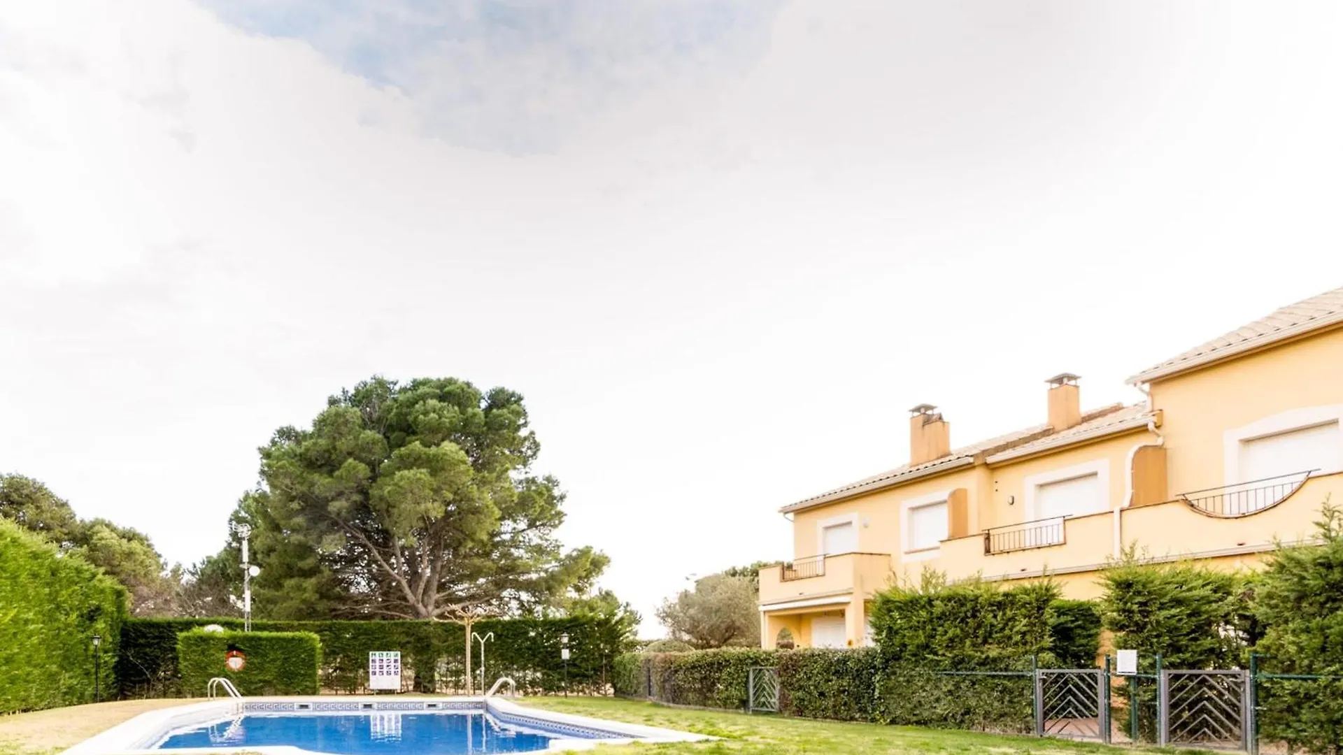 Illa Sistach Rentals: Casa Con Piscina Comunitaria أولاستارتيت